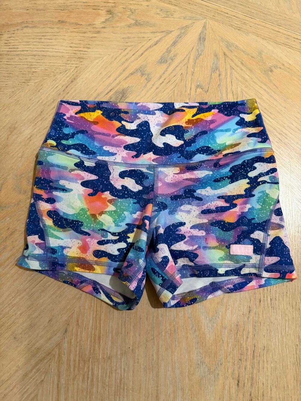 FLEO activewear Bodacious Camo Apex contour shorts size small